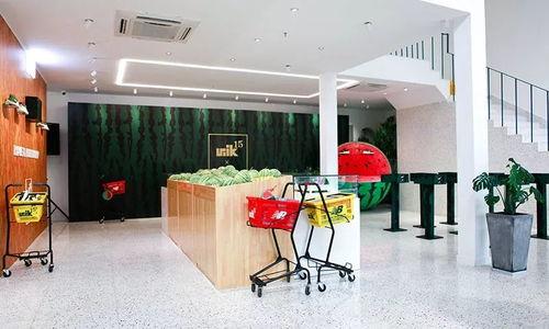 在吧台吃瓜,闲话时光里的市井生活