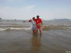 海边日出吃瓜,瓜香四溢，共享美好时光