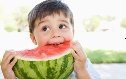 新娘手拿冰棍吃瓜